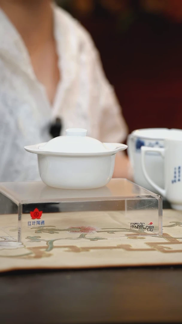 1个微瑕白胎4.5英寸双耳骨盅（带盖）