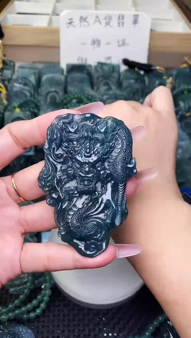 颈饰未镶嵌翡翠