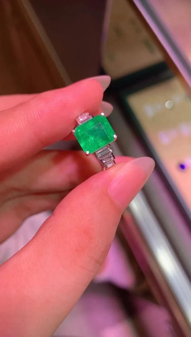祖母绿戒指18K金镶嵌3.36CT