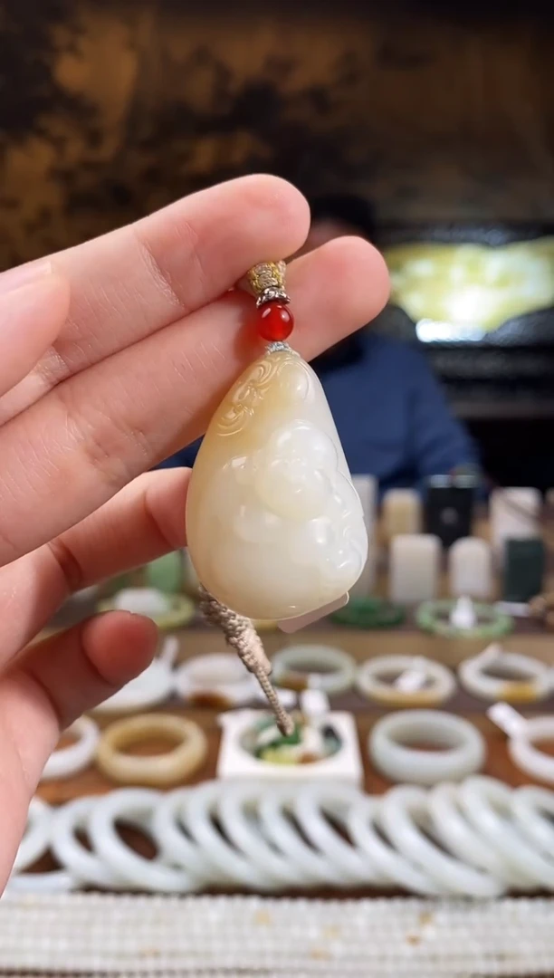 颈饰未镶嵌和田玉且末糖白 佛公 全品无包容