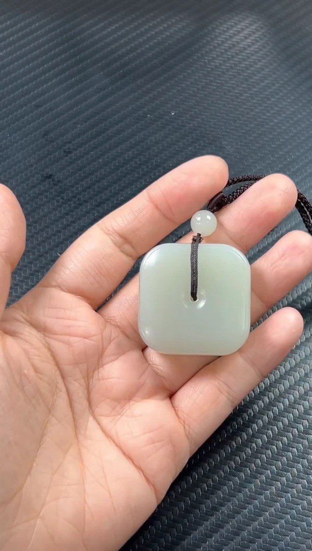 吊坠(赠链)未镶嵌和田玉且末微色差近矿