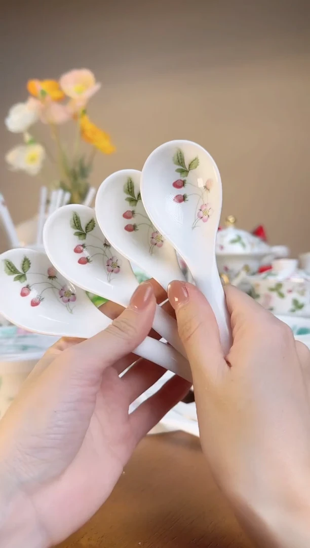 【闪购商品】高骨瓷小汤勺4个高骨瓷小汤勺4个