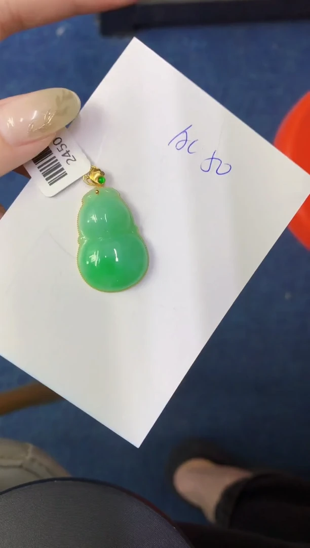 翡翠18K金镶嵌颈饰缅甸天然翡翠A货