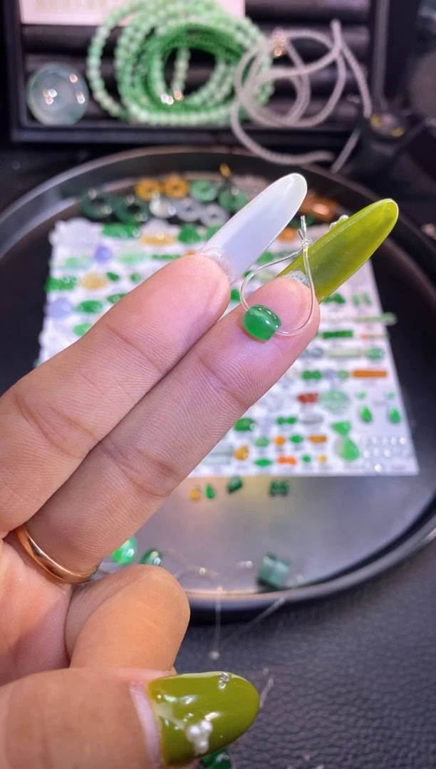 翡翠挂件未镶嵌珠子