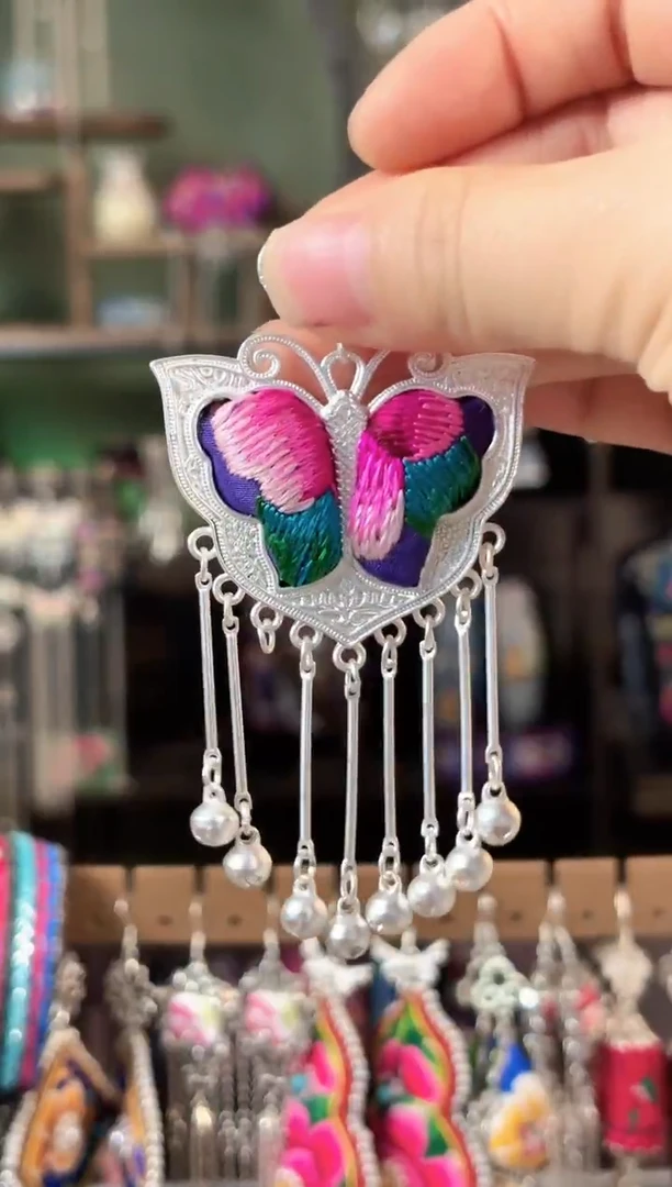 彩云南阁非遗老绣苗银饰品110