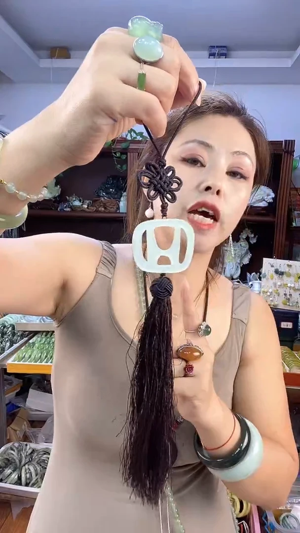 未镶嵌蛇纹石玉车挂多样性发货其中之一