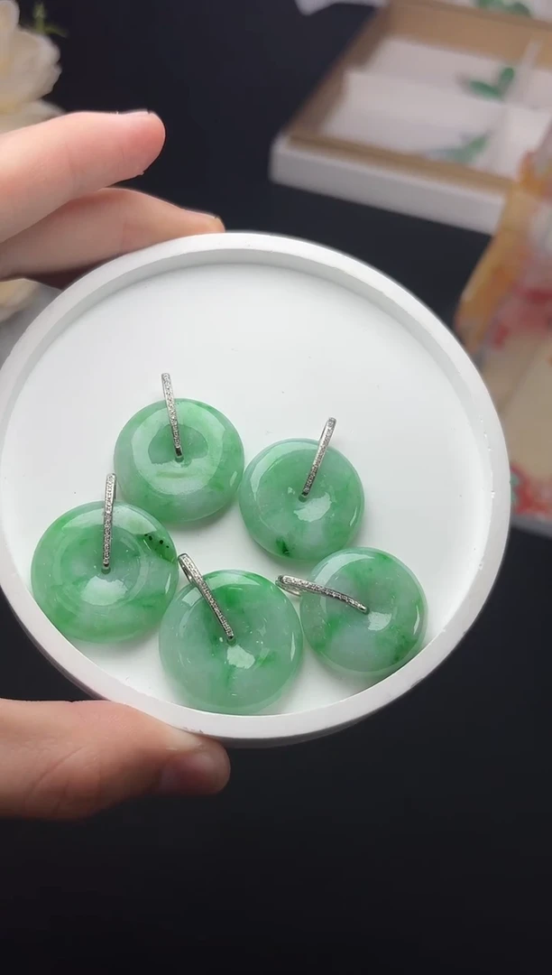 18K金镶嵌挂件翡翠平安扣/多样性发一件