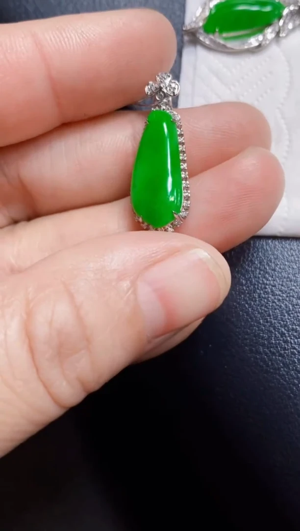 颈饰18K金镶嵌翡翠瓜