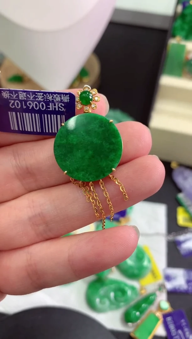 颈饰18K金镶嵌翡翠挂件