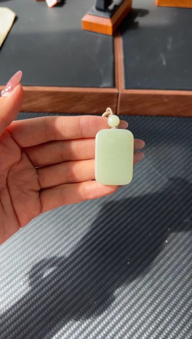 和田玉未镶嵌吊坠(赠链)且末微色差迪克兰二细