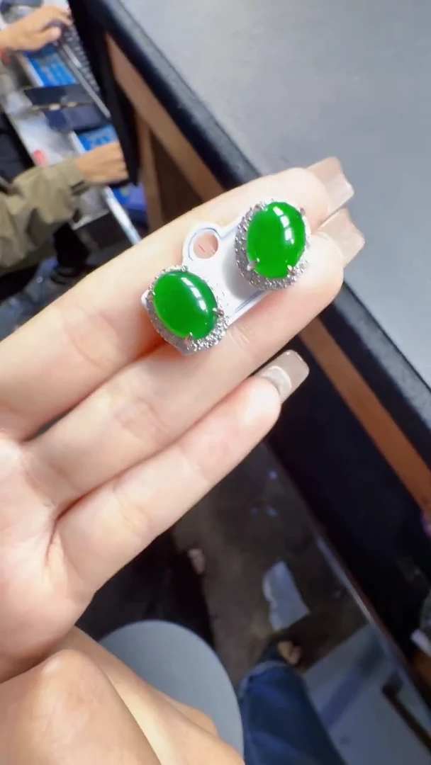 未镶嵌定制翡翠翡翠A货有轻微色差属于正常现象，耳钉多样性发货1