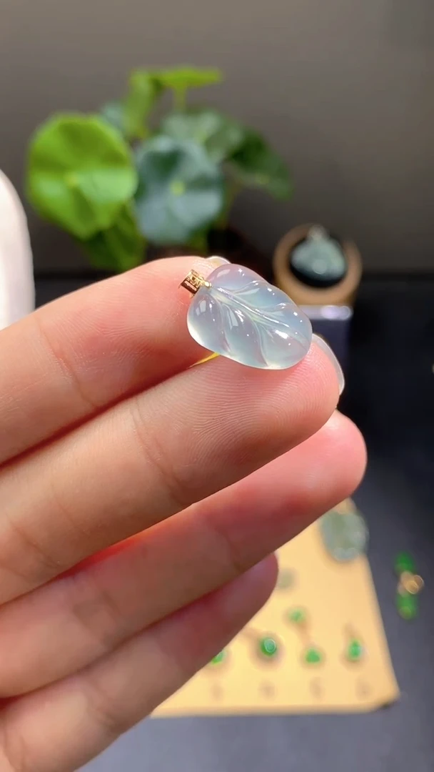 颈饰18K金镶嵌翡翠翡翠A货