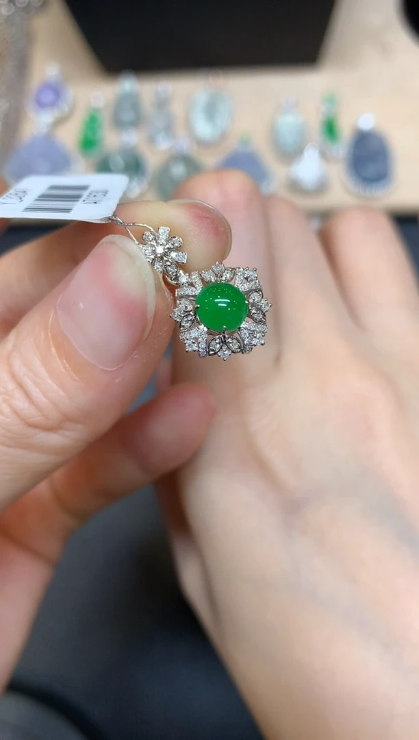 【闪购商品】翡翠颈饰18K金镶嵌蛋面【无服务费