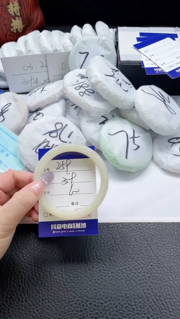 【闪购商品】石英质玉手镯未镶嵌258-60