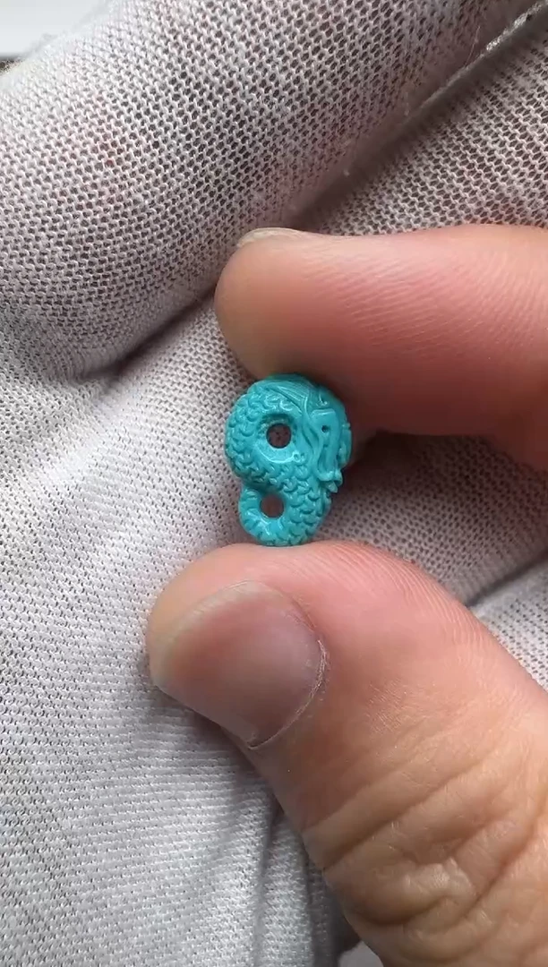 未镶嵌绿松石双孔龙勾左右10高14.4厚4.5