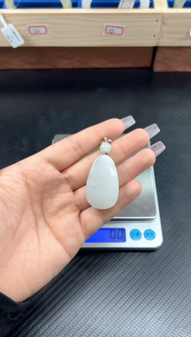 吊坠(赠链)未镶嵌和田玉黑山微色差吊坠mM
