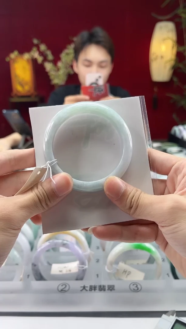 翡翠手镯未镶嵌翡翠1