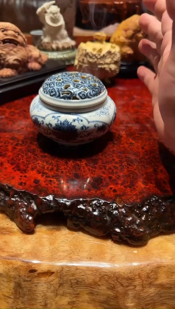 青花缠枝莲香炉1