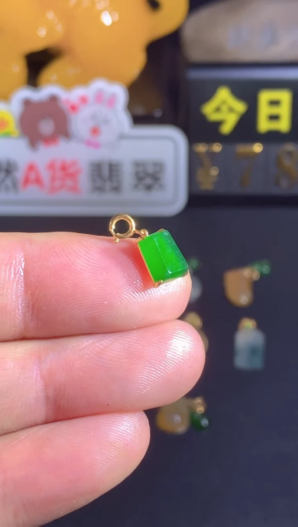 颈饰18K金镶嵌翡翠