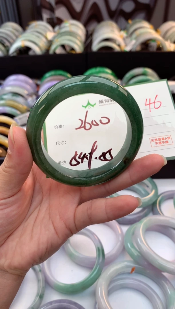 未镶嵌定制翡翠毛货需精细抛光+多人