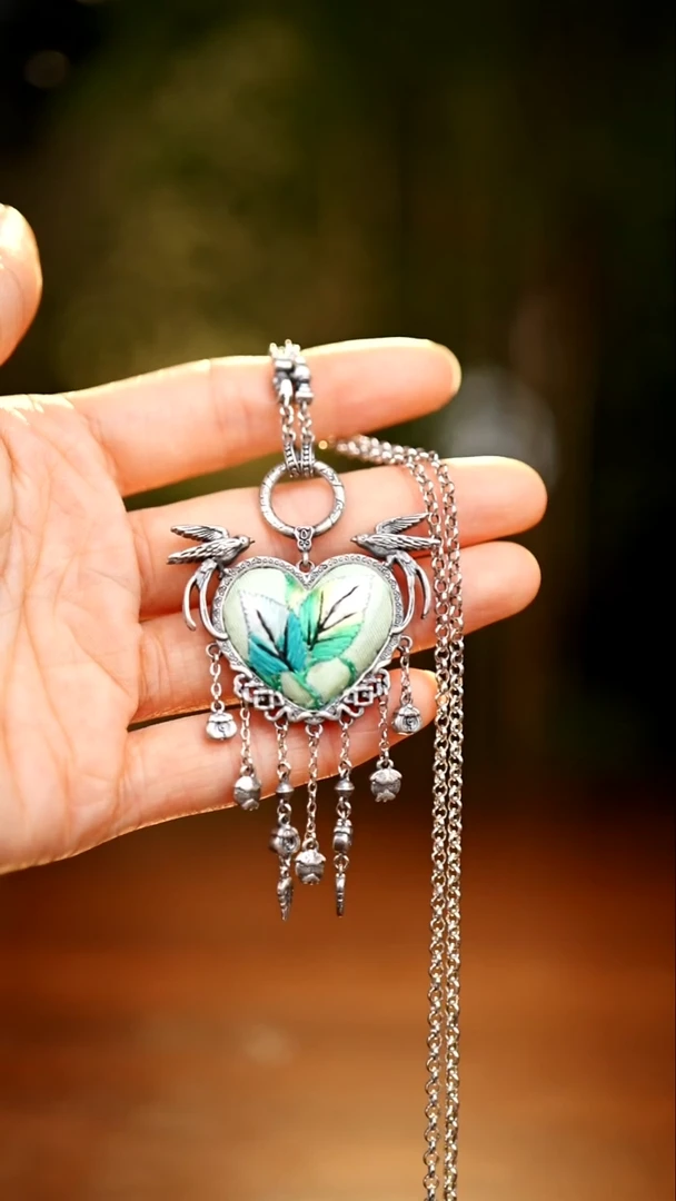 刺绣私人定制苗族手工A8