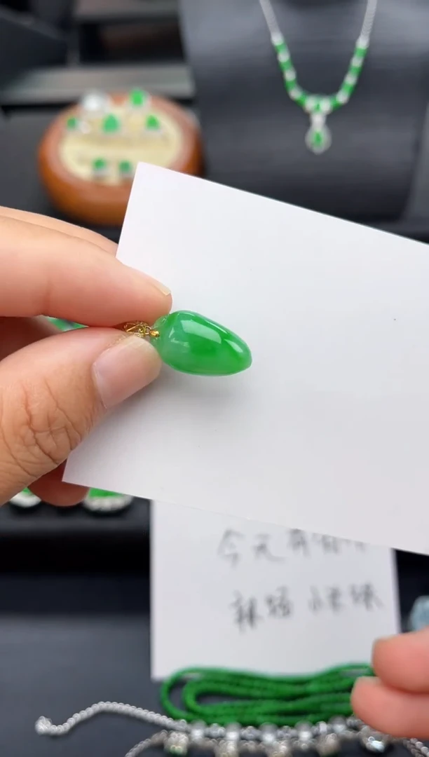 翡翠18K金镶嵌吊坠(不含链)多人