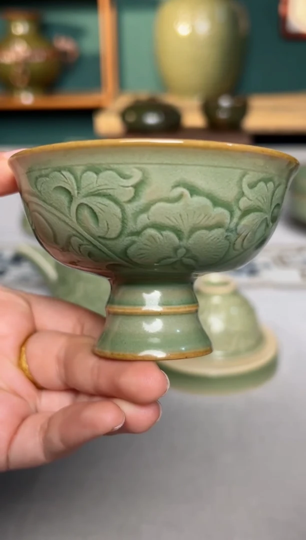 【闪购商品】其他纯手工秘色内外双刻缠枝牡丹高足杯