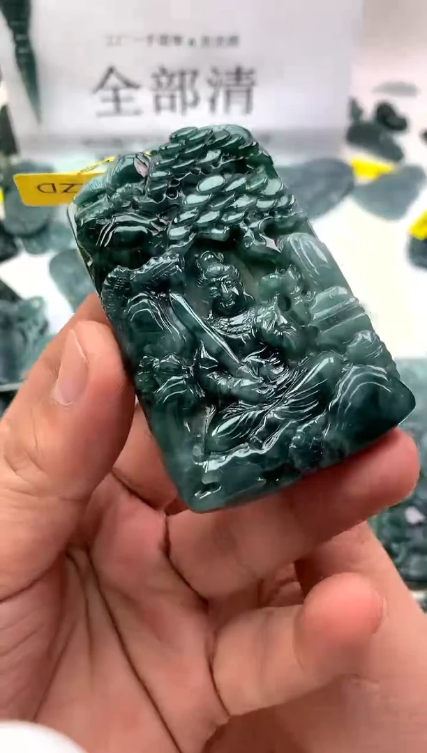 翡翠未镶嵌颈饰虚空藏