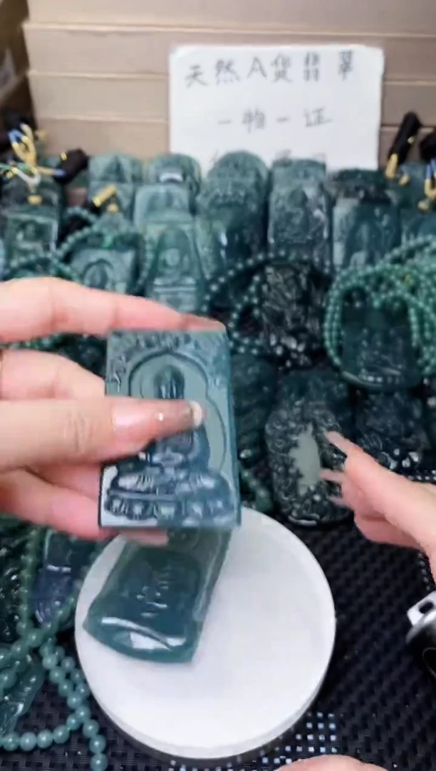 颈饰未镶嵌翡翠