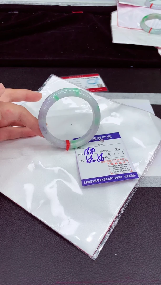 翡翠手镯未镶嵌1