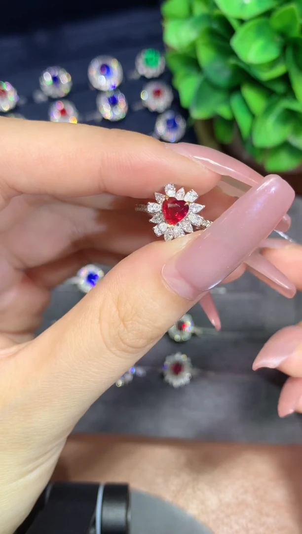 18K金镶嵌戒指红宝石0.73CT