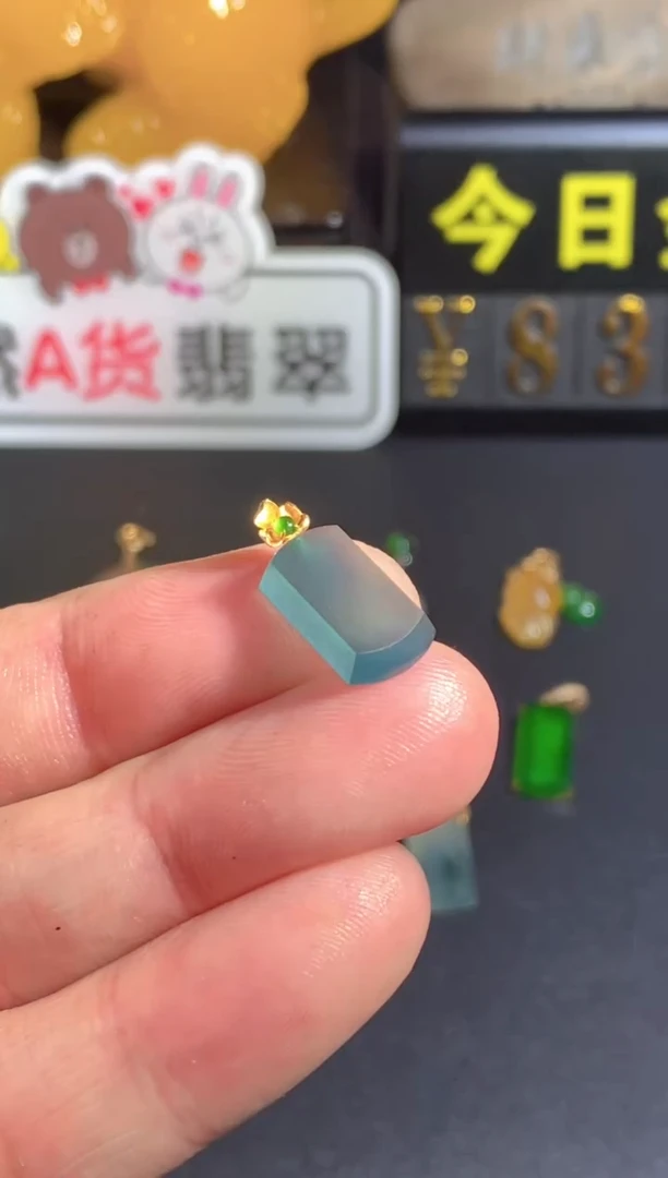 颈饰18K金镶嵌翡翠