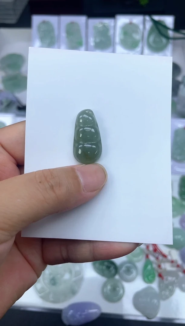 翡翠未镶嵌颈饰豆扣