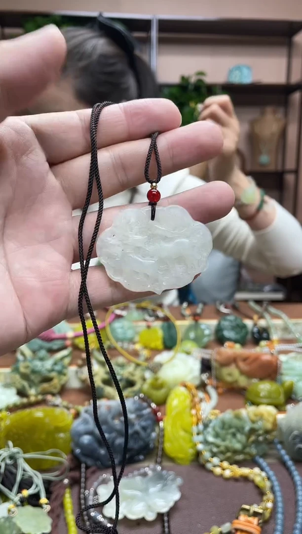 未镶嵌岫玉颈饰·