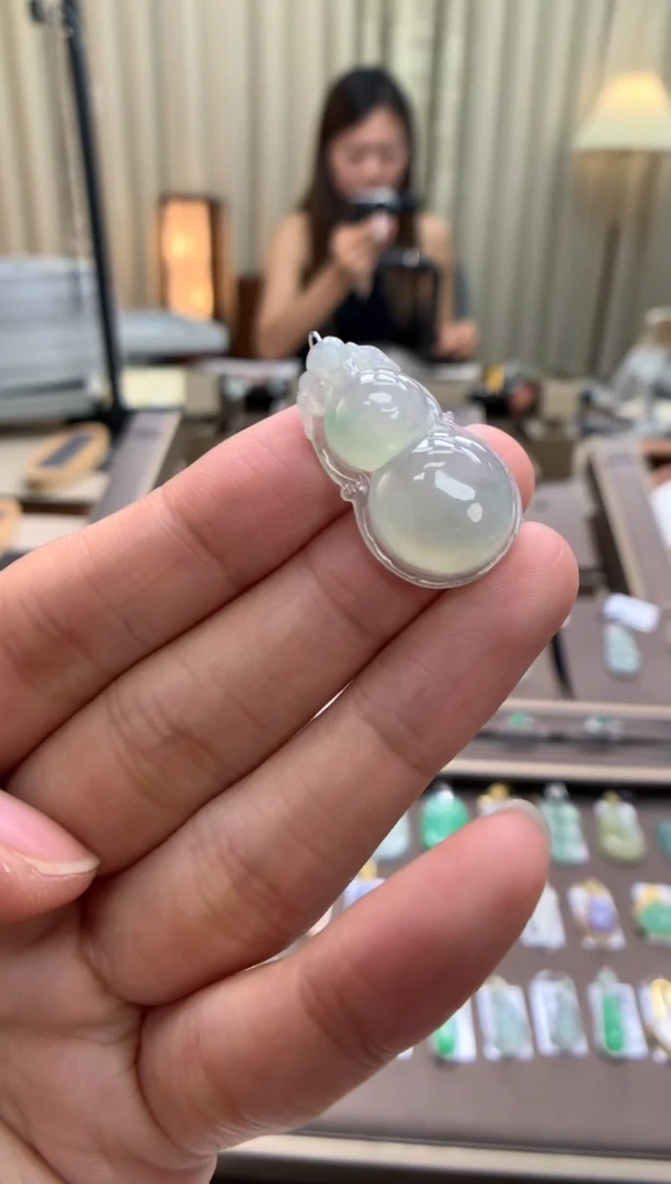 翡翠未镶嵌颈饰葫芦
