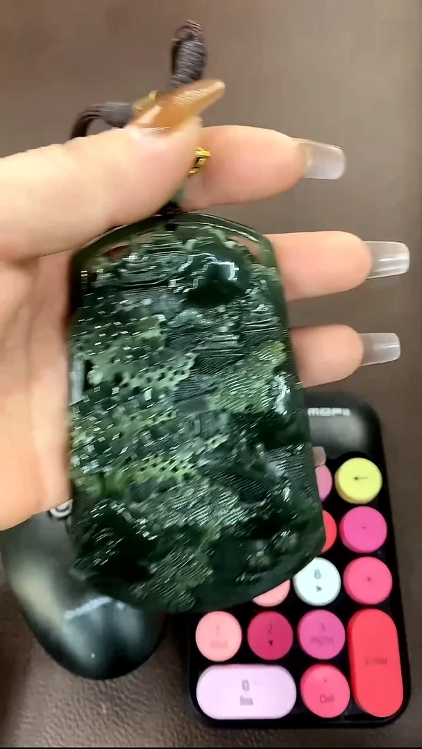 颈饰未镶嵌透闪石质玉吊坠