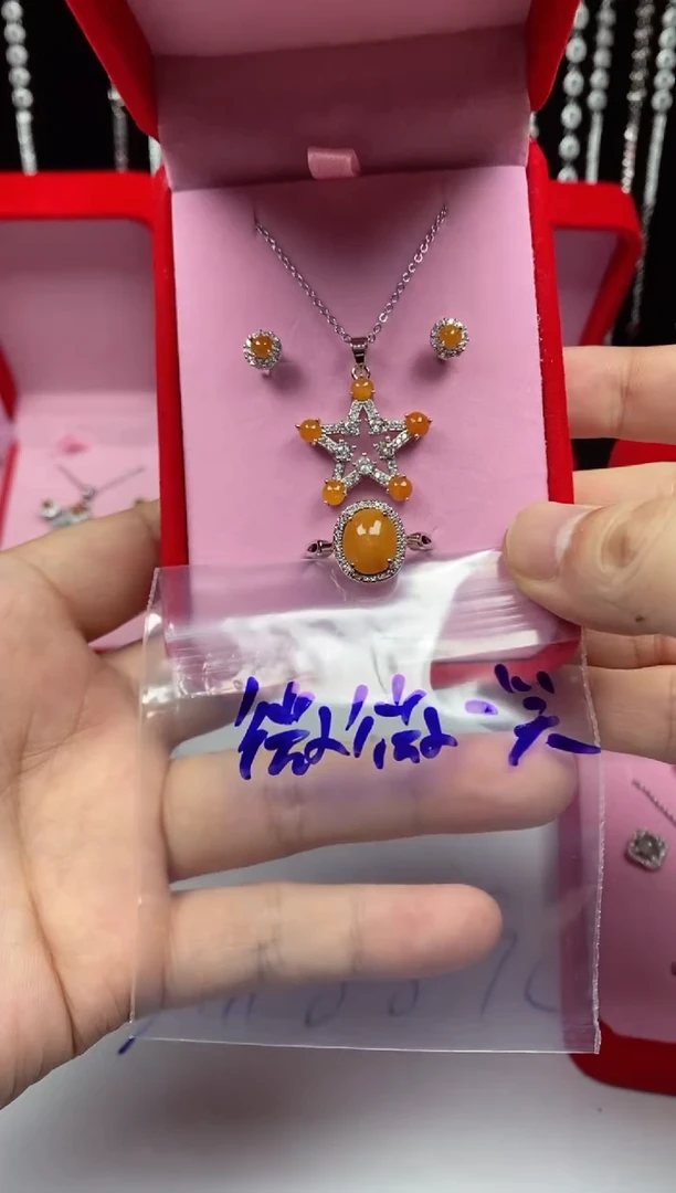 未镶嵌戒指翡翠微**笑翡翠吊坠