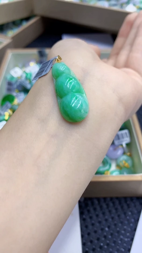 翡翠18K金镶嵌颈饰             1