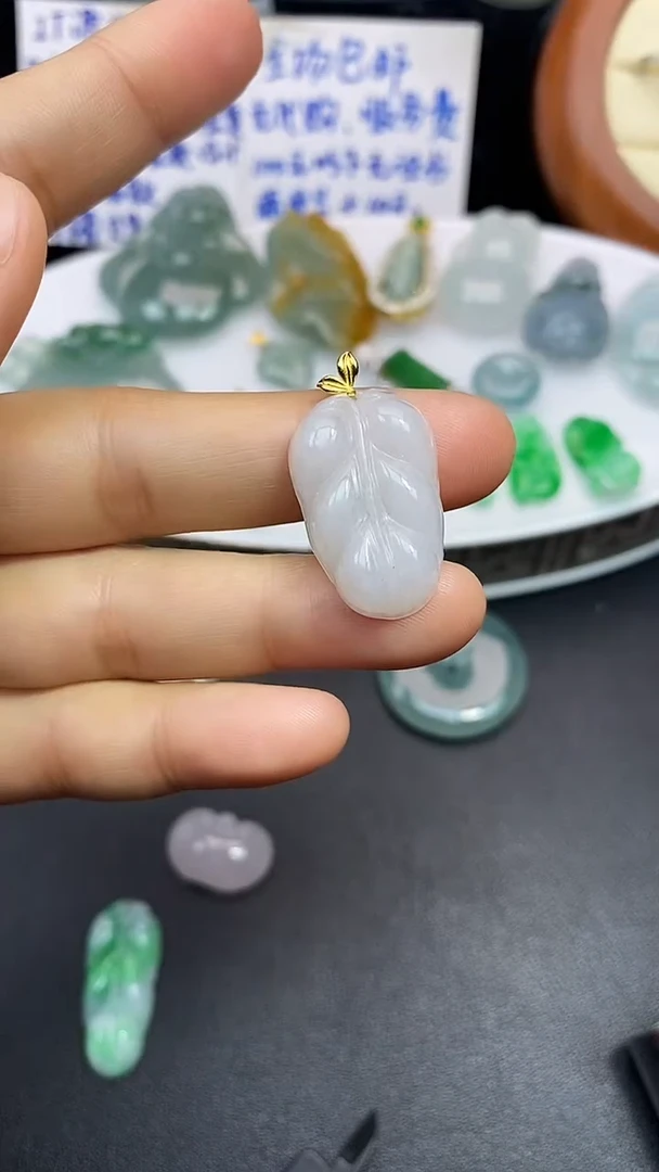 颈饰18K金镶嵌翡翠吊坠