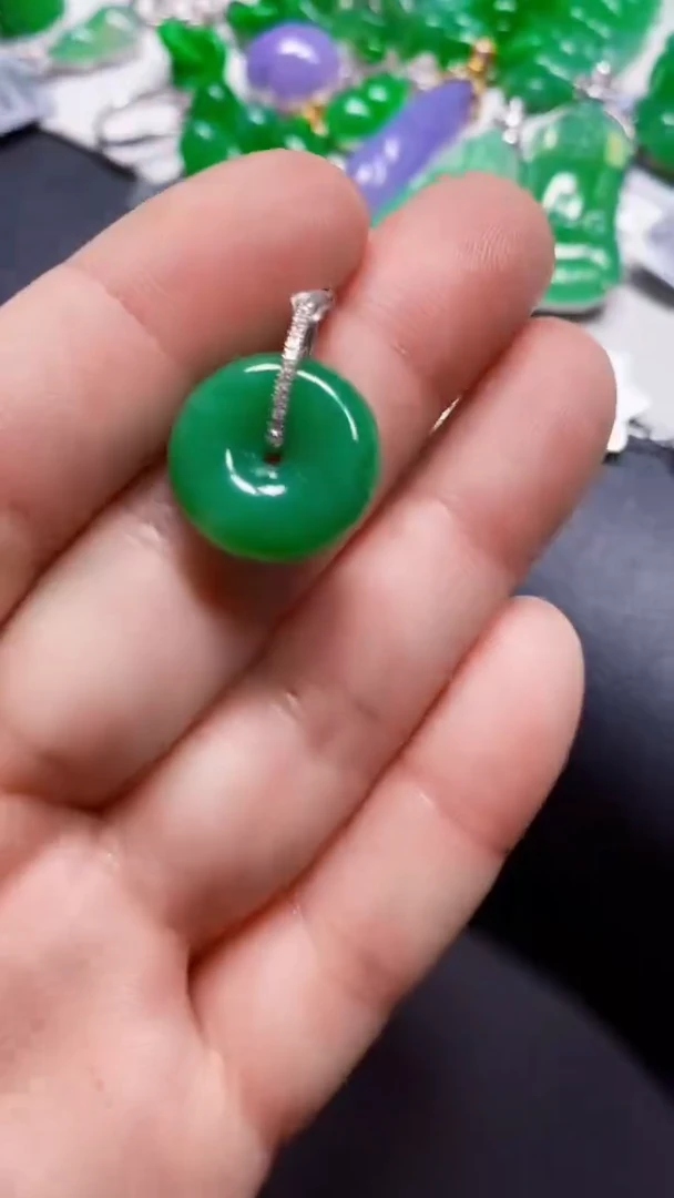 颈饰18K金镶嵌翡翠扣