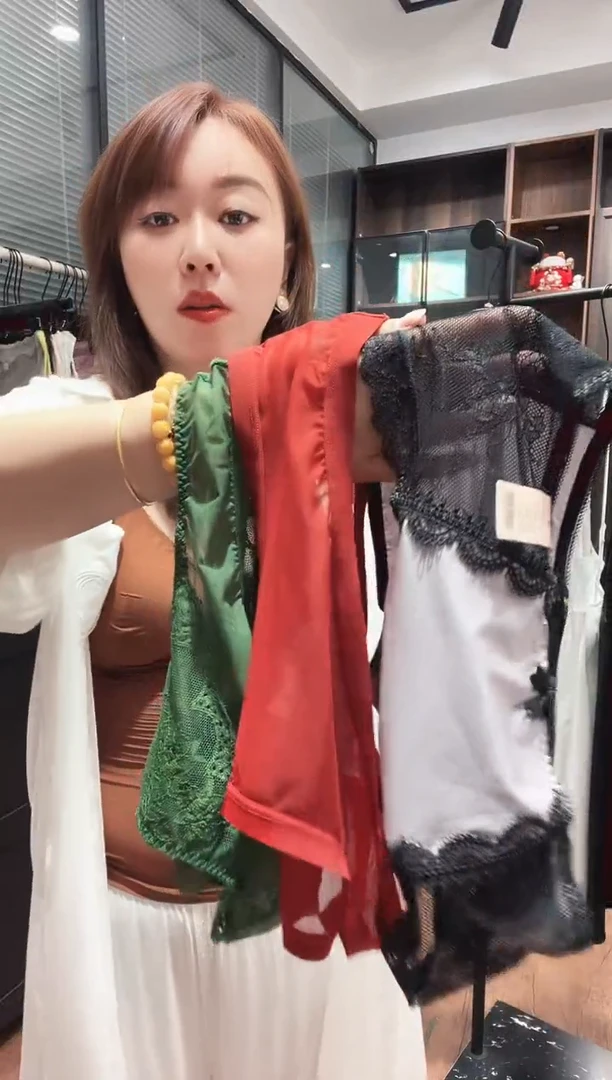 三醋酯纤维绿色2212B+2507B红色+24711灰色。M码