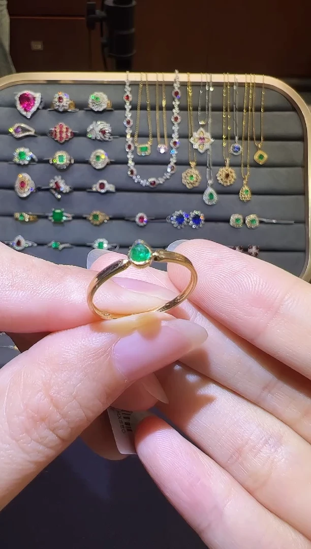 18K金镶嵌戒指祖母绿0.14ct