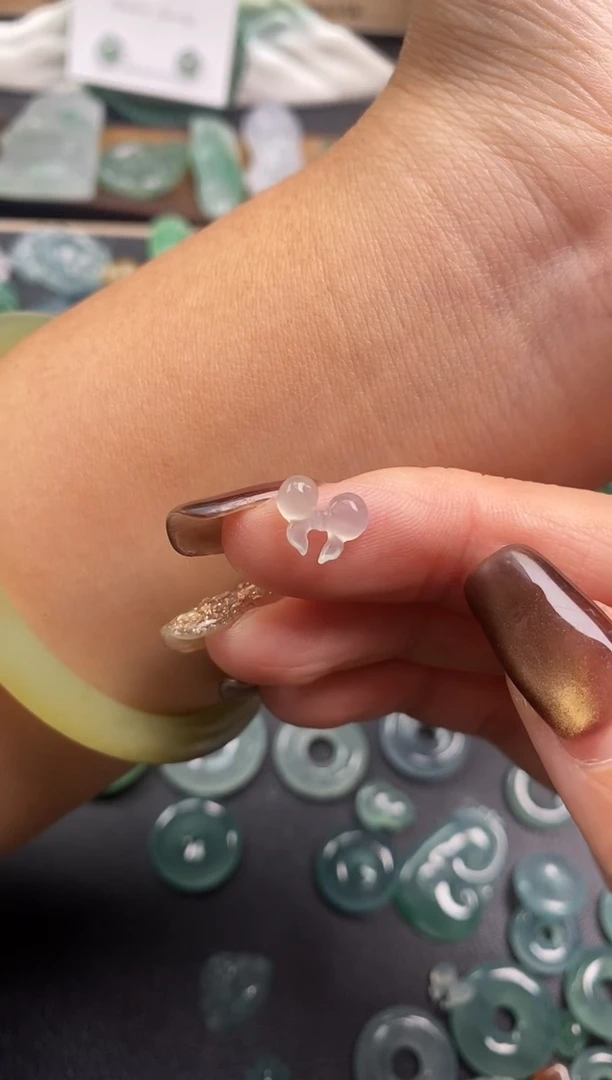 颈饰未镶嵌翡翠蝴蝶结