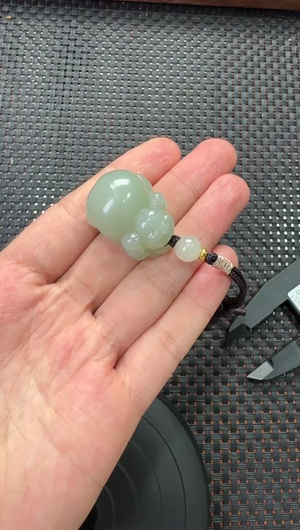吊坠(赠链)未镶嵌和田玉近矿青白小猪