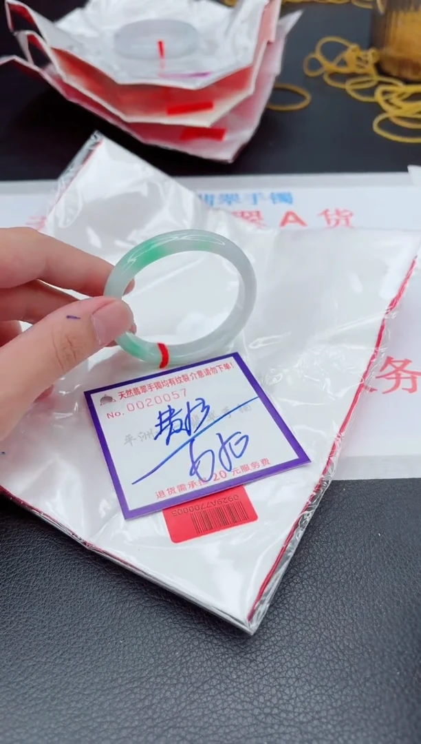 翡翠手镯未镶嵌1