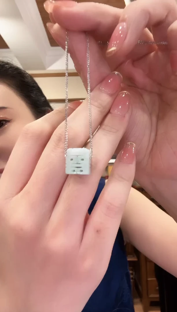 翡翠未镶嵌颈饰国风