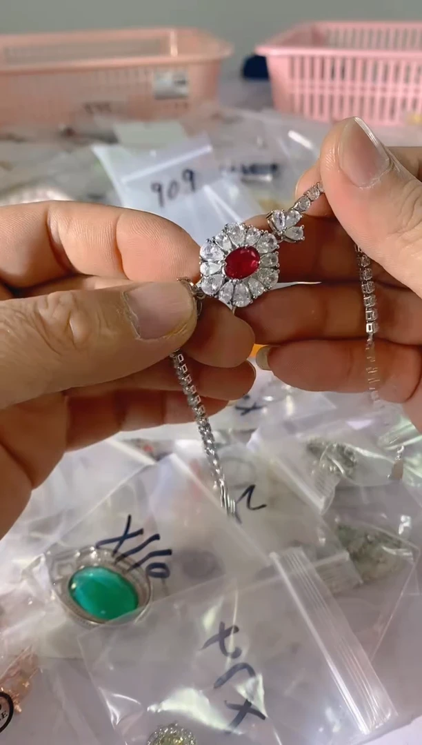 【闪购商品】水晶颈饰银S925镶嵌496红宝，蓝宝，多样性发一件赠链