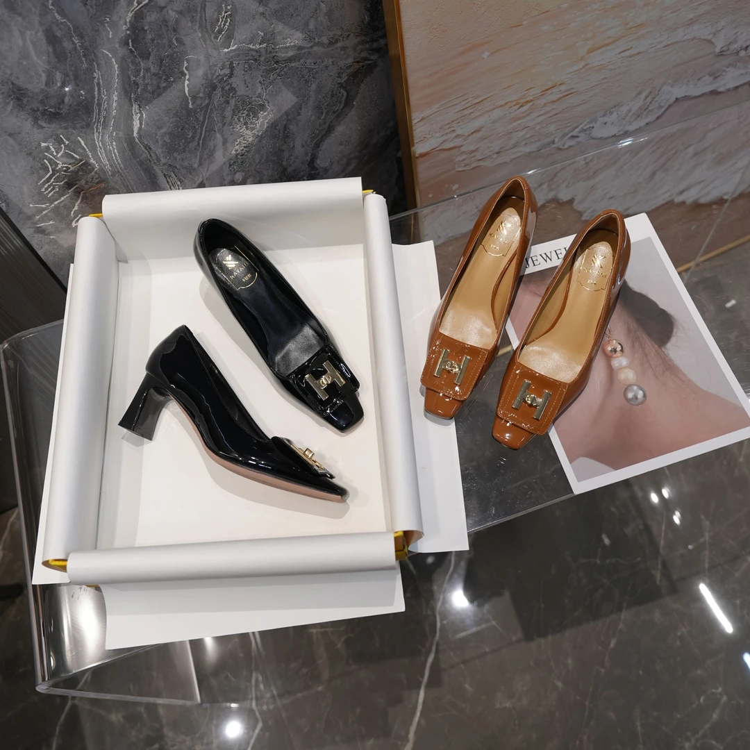 中跟尖头粗跟春季单鞋浅口气质女鞋秋季高跟方头轻职风