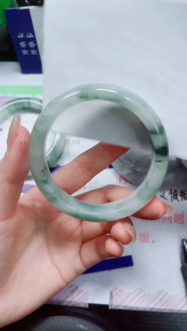 石英质玉手镯未镶嵌123圈口：58.1