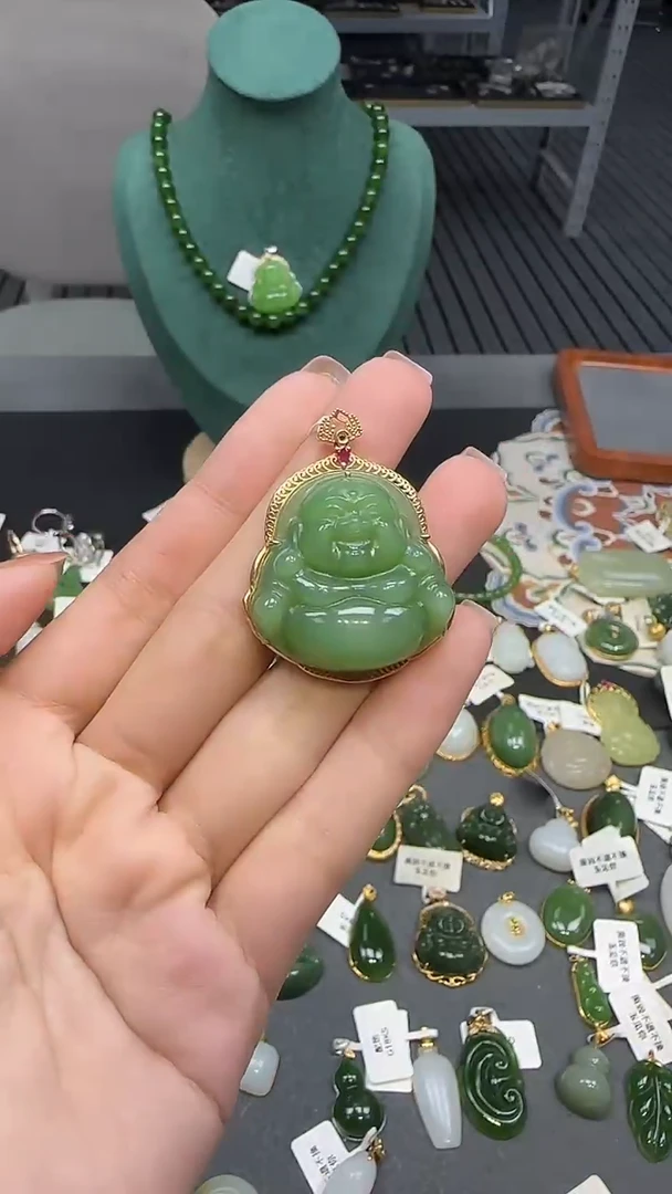 18K金镶嵌和田玉挂件1
